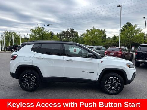 Used 2025 Jeep Compass Trailhawk AWD/4WD image 9