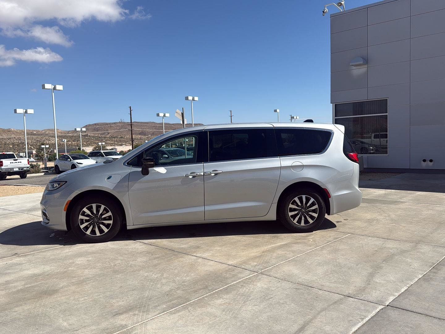 Used 2024 Chrysler Pacifica Limited FWD image 2
