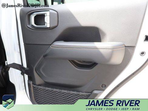Used 2022 Jeep Wrangler Unlimited Sahara AWD/4WD image 11
