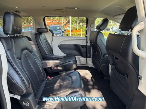 Used 2023 Chrysler Pacifica Touring-L FWD image 14