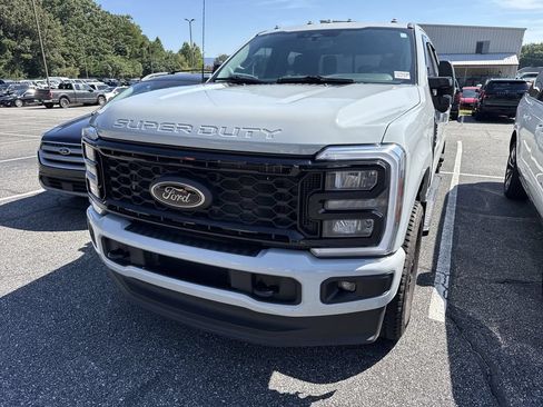 Used 2025 Ford F250 XLT w/ Black Appearance Package AWD/4WD image 6
