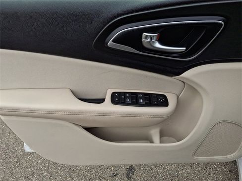 Used 2015 Chrysler 200 Limited w/ Convenience Group image 12