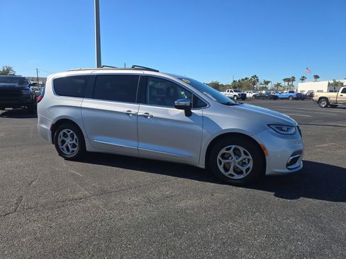 Used 2023 Chrysler Pacifica Limited image 2