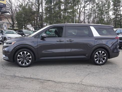 Used 2024 Kia Carnival EX FWD image 17