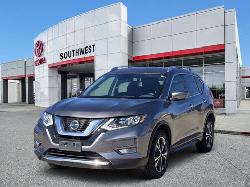 Used 2020 Nissan Rogue SV w/ Sun & Sound Touring Package image 2