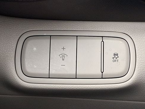 Used 2023 Hyundai Venue SEL image 25