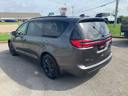Used 2021 Chrysler Pacifica Touring w/ S Appearance Package FWD image 5