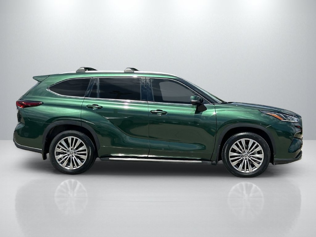 Used 2024 Toyota Highlander Platinum FWD image 4