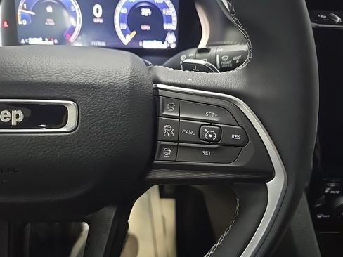 Used 2025 Jeep Grand Cherokee Laredo w/ Luxury Tech Group I AWD/4WD image 20