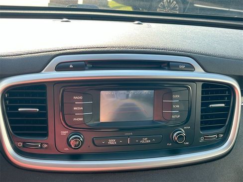 Used 2018 Kia Sorento L image 17