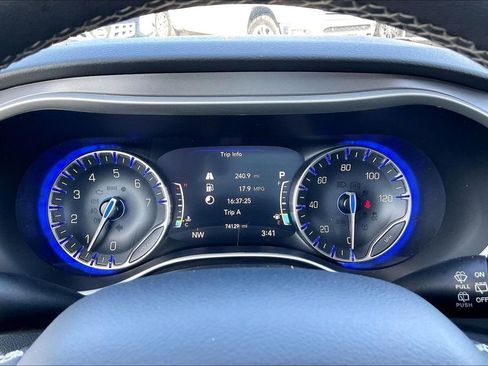 Used 2022 Chrysler Pacifica Touring-L image 12