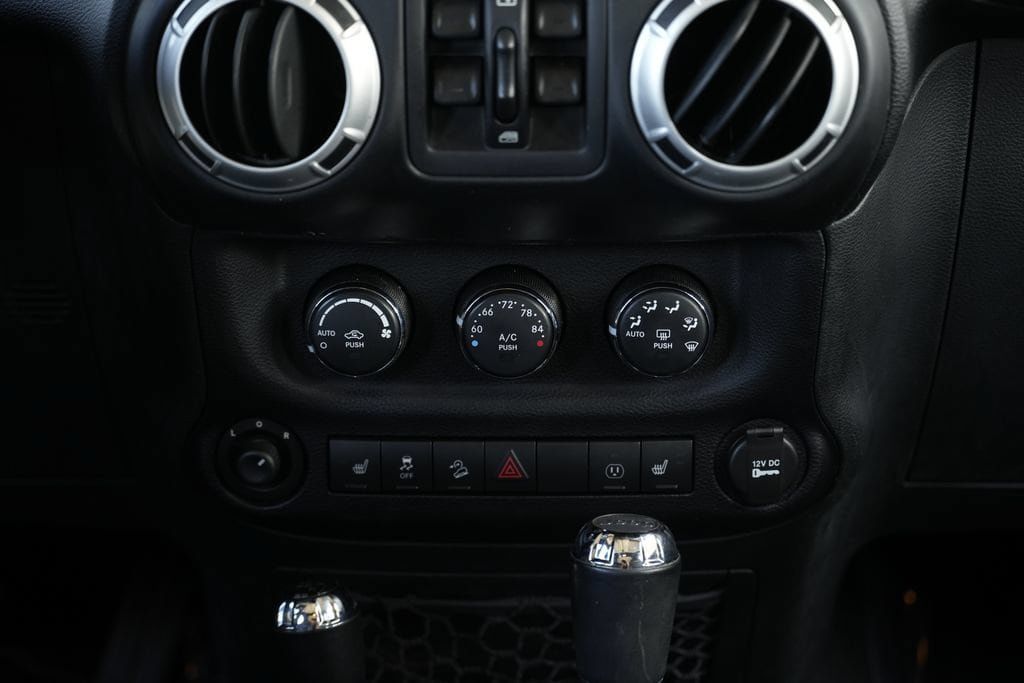 Used 2015 Jeep Wrangler Unlimited Sahara w/ Connectivity Group AWD/4WD image 39