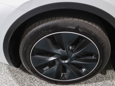 Used 2024 Tesla Model Y Long Range image 11