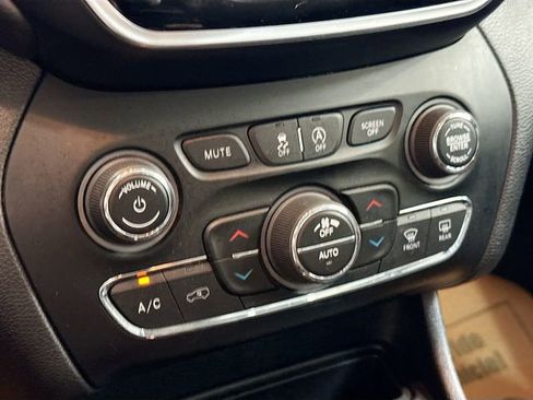 Used 2021 Jeep Cherokee Limited AWD/4WD image 16