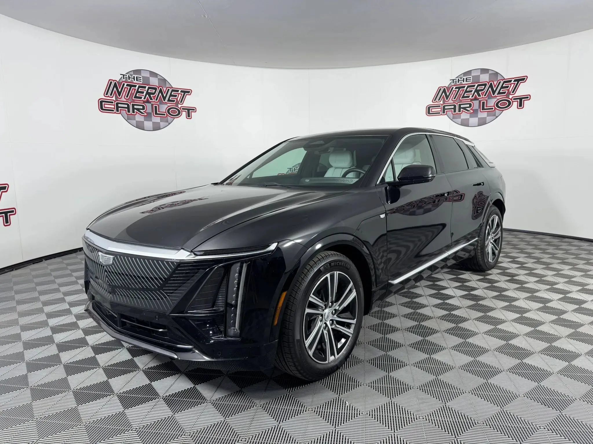 Used 2024 Cadillac Lyriq Luxury w/ LPO, Floor Liner Package AWD/4WD image 3