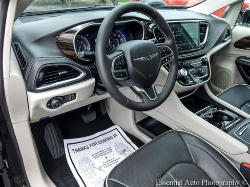 Used 2024 Chrysler Pacifica Limited FWD image 12