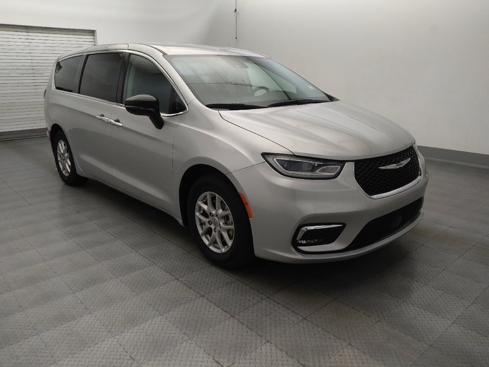 Used 2024 Chrysler Pacifica Touring-L FWD image 13
