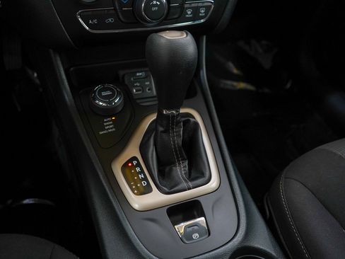 Used 2016 Jeep Cherokee Latitude AWD/4WD image 22