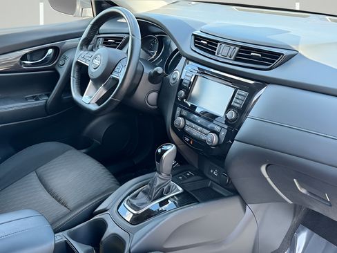 Used 2019 Nissan Rogue SV w/ Premium Package FWD image 17