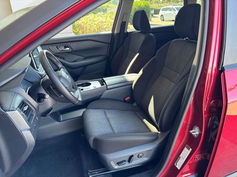 Used 2025 Nissan Rogue SV FWD image 38