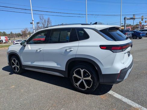 Certified 2025 Volkswagen Tiguan SE image 6