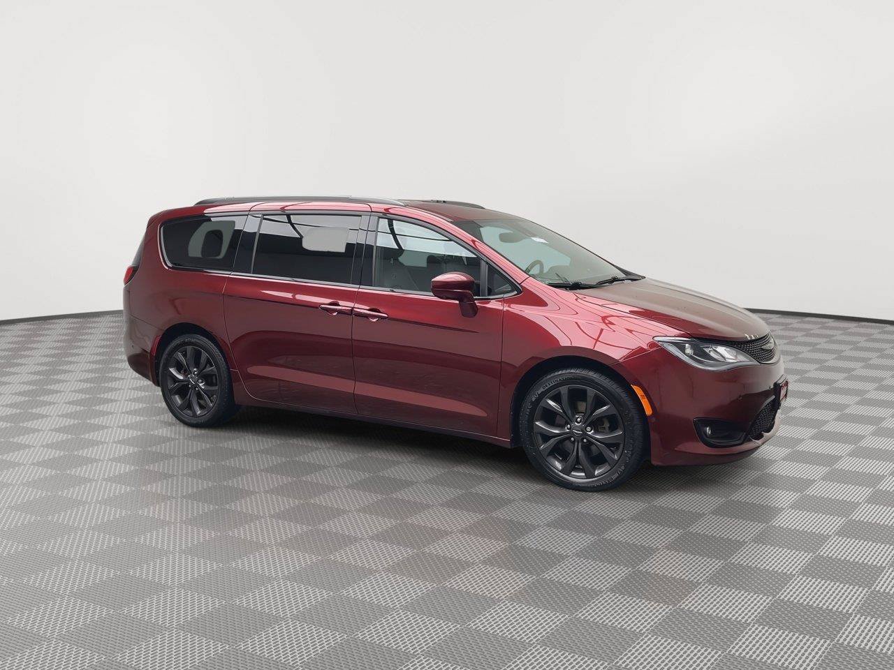 Used 2018 Chrysler Pacifica Touring-L Plus FWD image 41