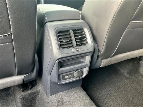 Used 2022 Volkswagen Tiguan SE w/ Panoramic Sunroof Package image 40