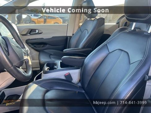 Used 2023 Chrysler Pacifica Touring-L image 8