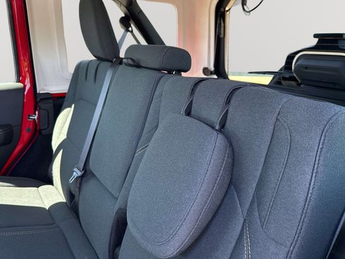 Used 2025 Jeep Wrangler Sahara AWD/4WD image 26