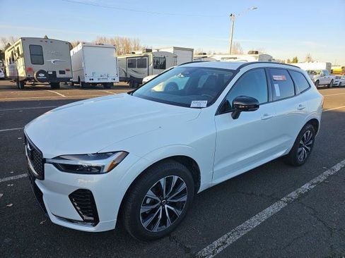 Used 2025 Volvo XC60 B5 Core image 4