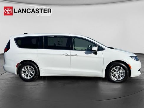 Used 2022 Chrysler Voyager LX FWD image 8