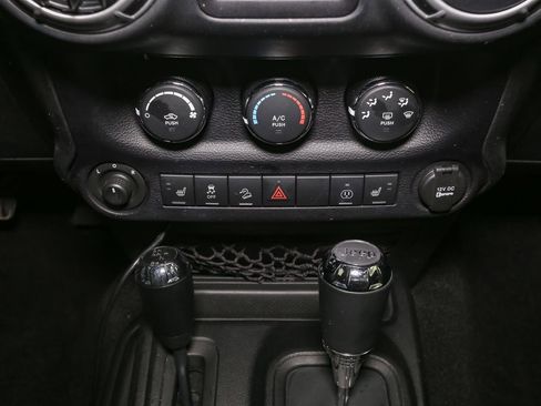 Used 2016 Jeep Wrangler Unlimited Sahara w/ Dual Top Group AWD/4WD image 28