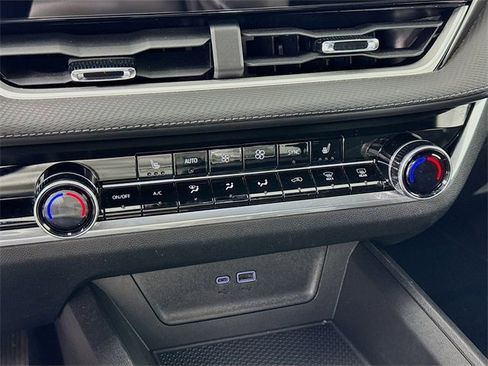 Used 2025 Chevrolet Equinox LT w/ Convenience Package II image 17