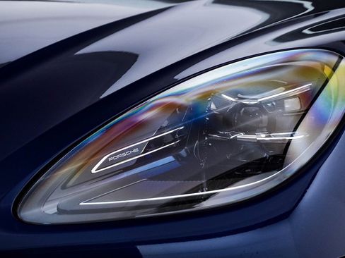 Certified 2025 Porsche Macan image 7