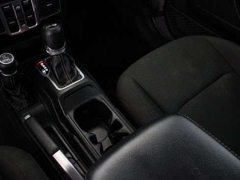 Used 2018 Jeep Wrangler Unlimited Sahara AWD/4WD image 16