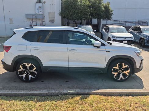 Used 2022 Volkswagen Taos SEL w/ Panoramic Sunroof Package AWD/4WD image 4