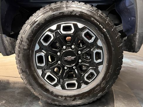 Used 2024 Chevrolet Silverado 2500 Custom w/ Custom Value Package image 7