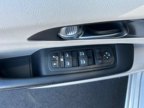 Used 2024 Chrysler Pacifica Touring-L FWD image 11