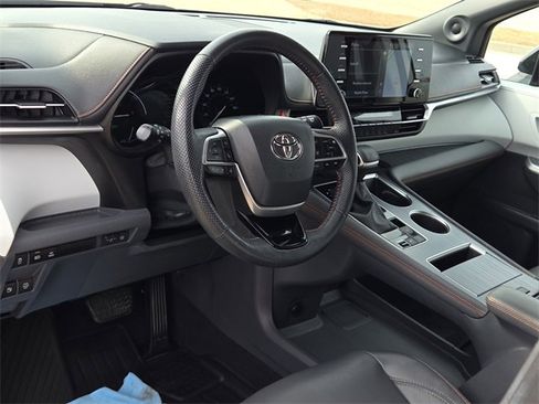 Used 2022 Toyota Sienna XSE image 17