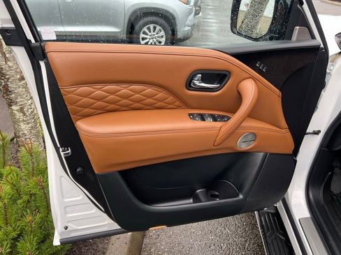 Used 2024 INFINITI QX80 Sensory image 10