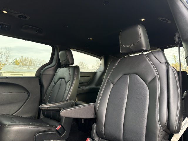 Used 2027 Chrysler Pacifica Select FWD image 19
