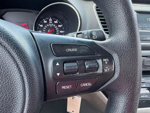Used 2017 Kia Sedona L FWD image 18