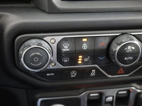 Used 2022 Jeep Wrangler Unlimited Sahara w/ LED Lighting Group AWD/4WD image 9