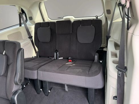 Used 2018 Dodge Grand Caravan SE w/ UConnect Hands-Free Group FWD image 4