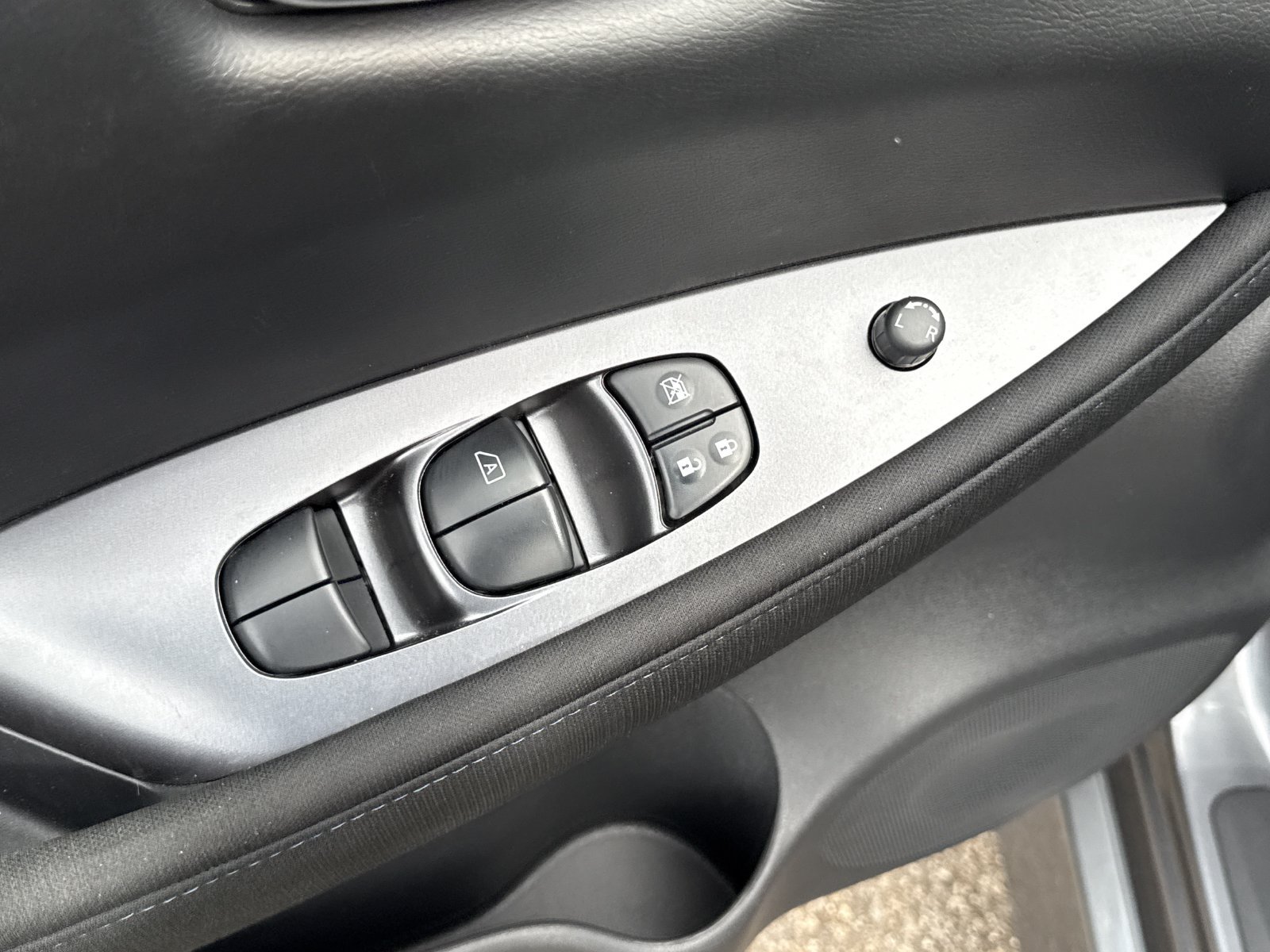 Used 2025 Nissan Leaf S FWD image 14