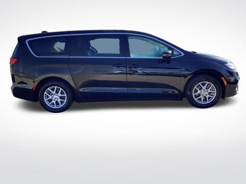 Used 2024 Chrysler Pacifica Touring-L FWD image 12
