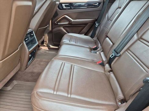 Used 2022 Porsche Cayenne AWD/4WD image 17