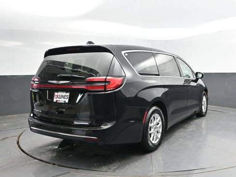 Used 2024 Chrysler Pacifica Touring-L FWD image 7