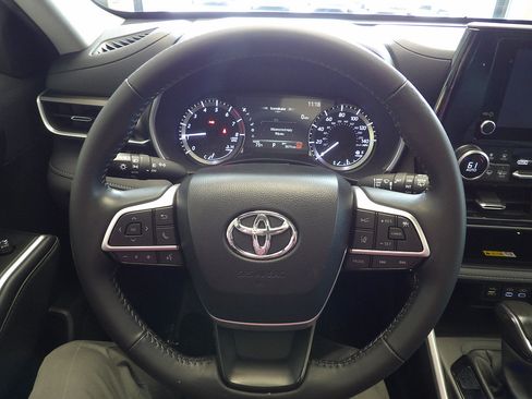 Used 2024 Toyota Highlander XLE AWD/4WD image 29