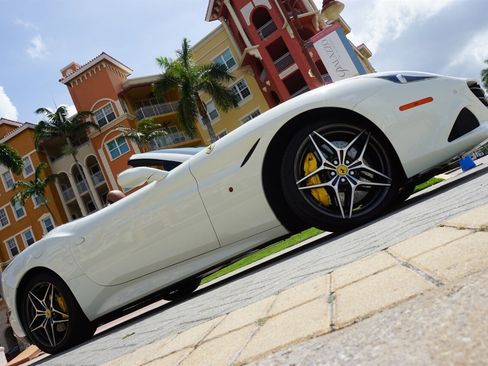 Used 2017 Ferrari California T RWD image 38